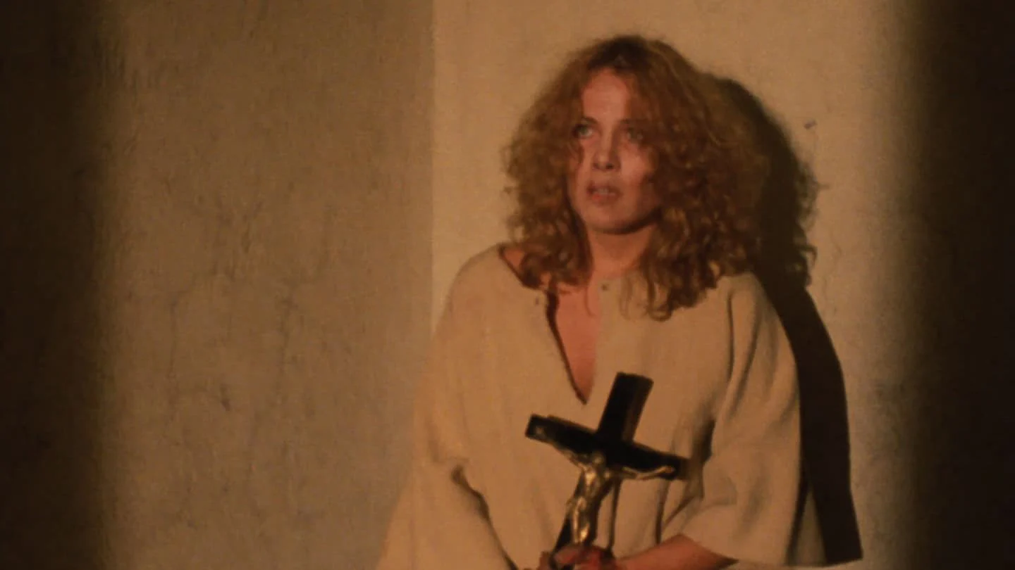 Đằng sau cổng tu viện Full