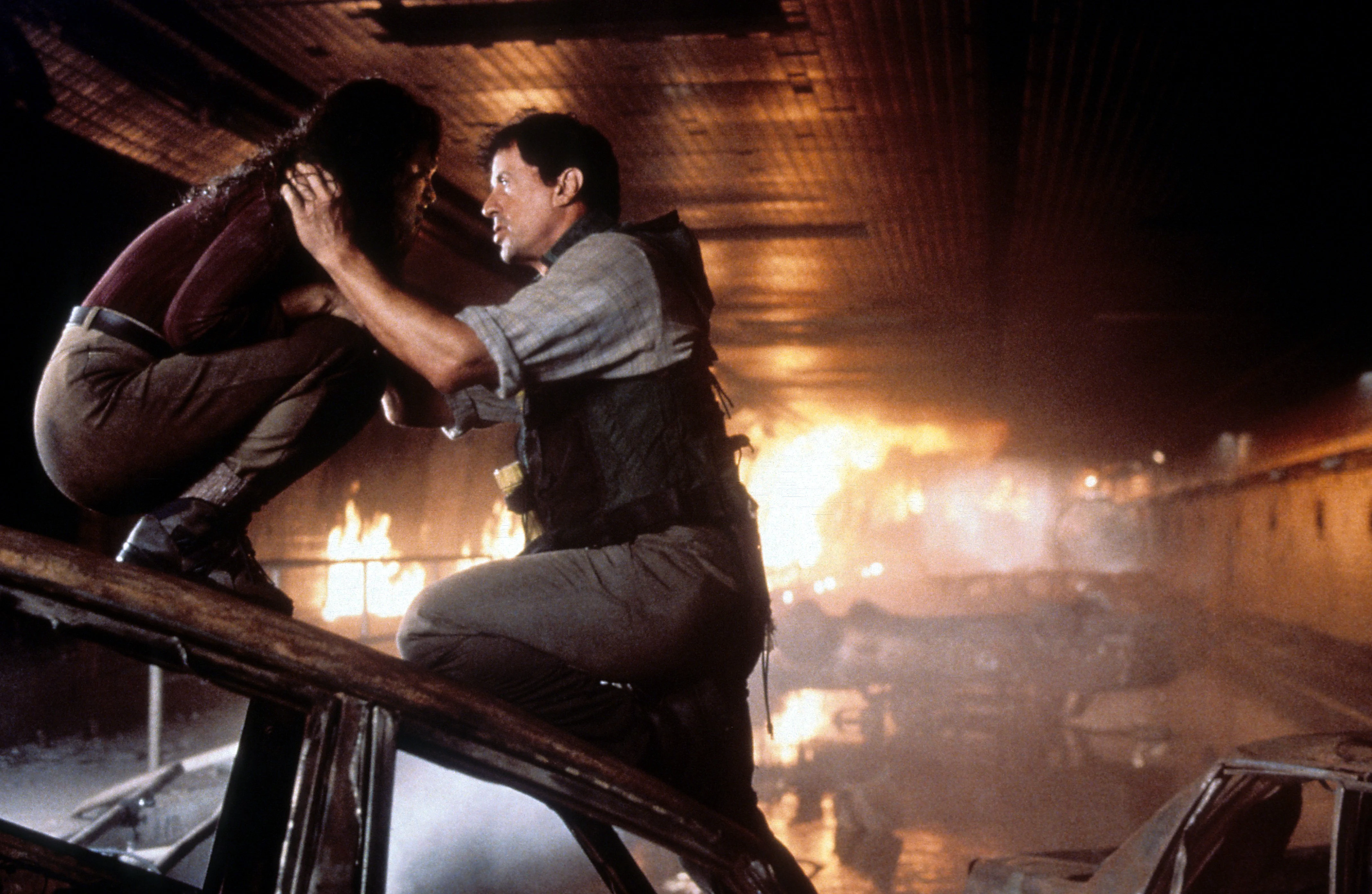 Đường Hầm Rực Lửa Full