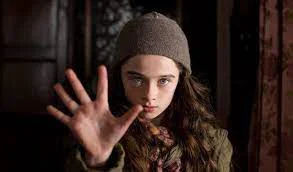 Molly Và Quyển Sách Thôi Miên Full