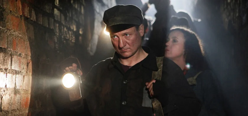 Trốn Trong Bóng Tối Full