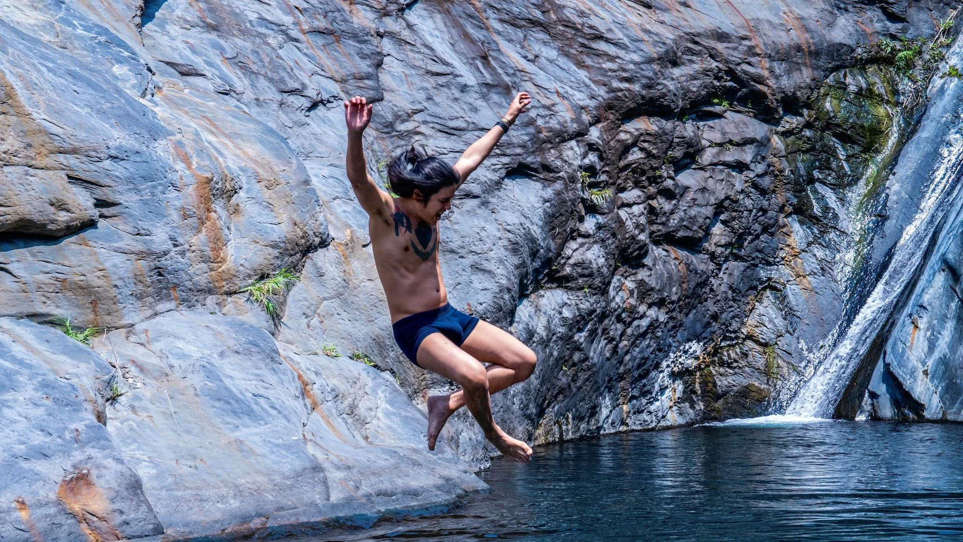 Bão đang đến gần Full