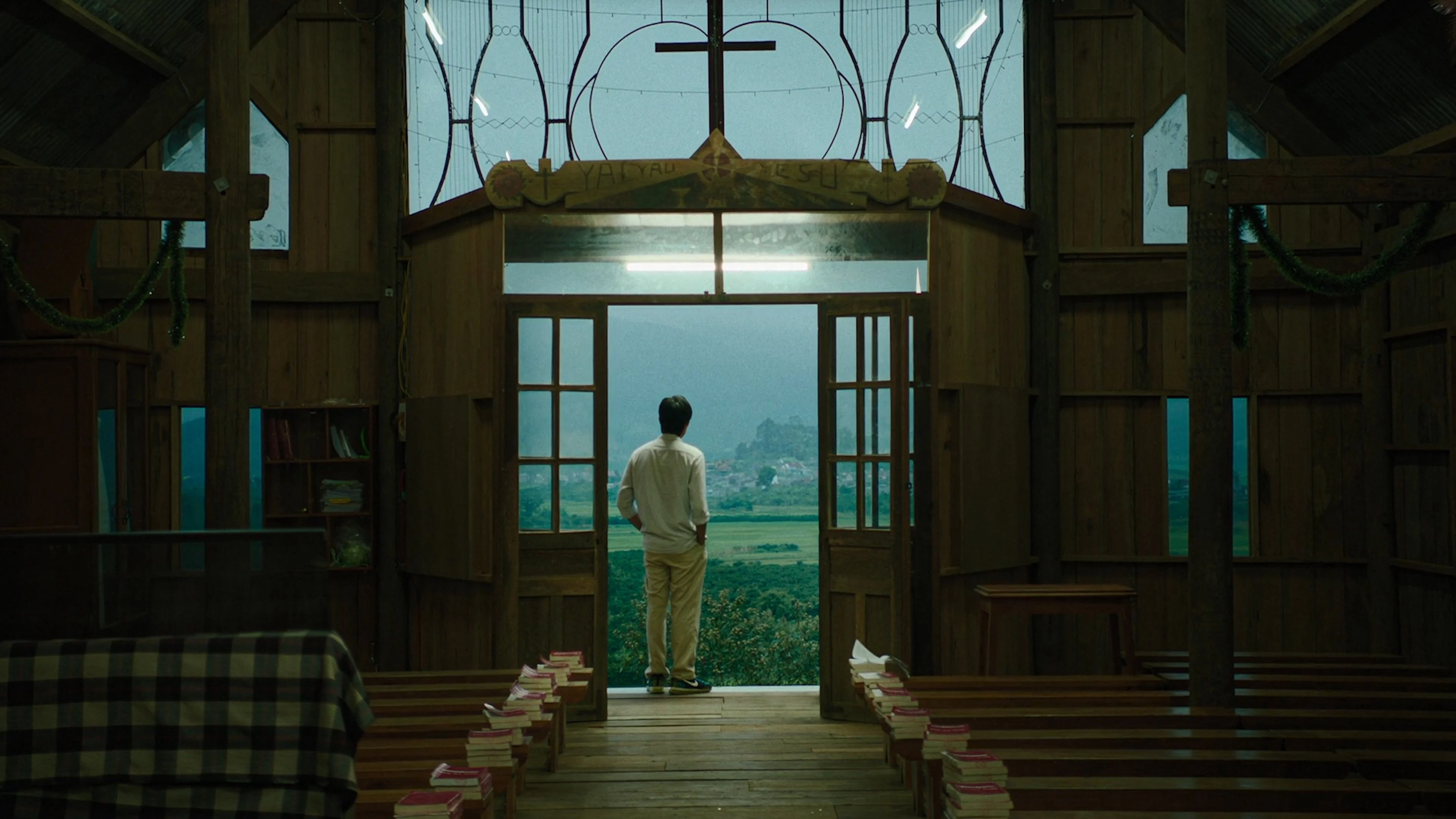 Bên Trong Vỏ Kén Vàng Full