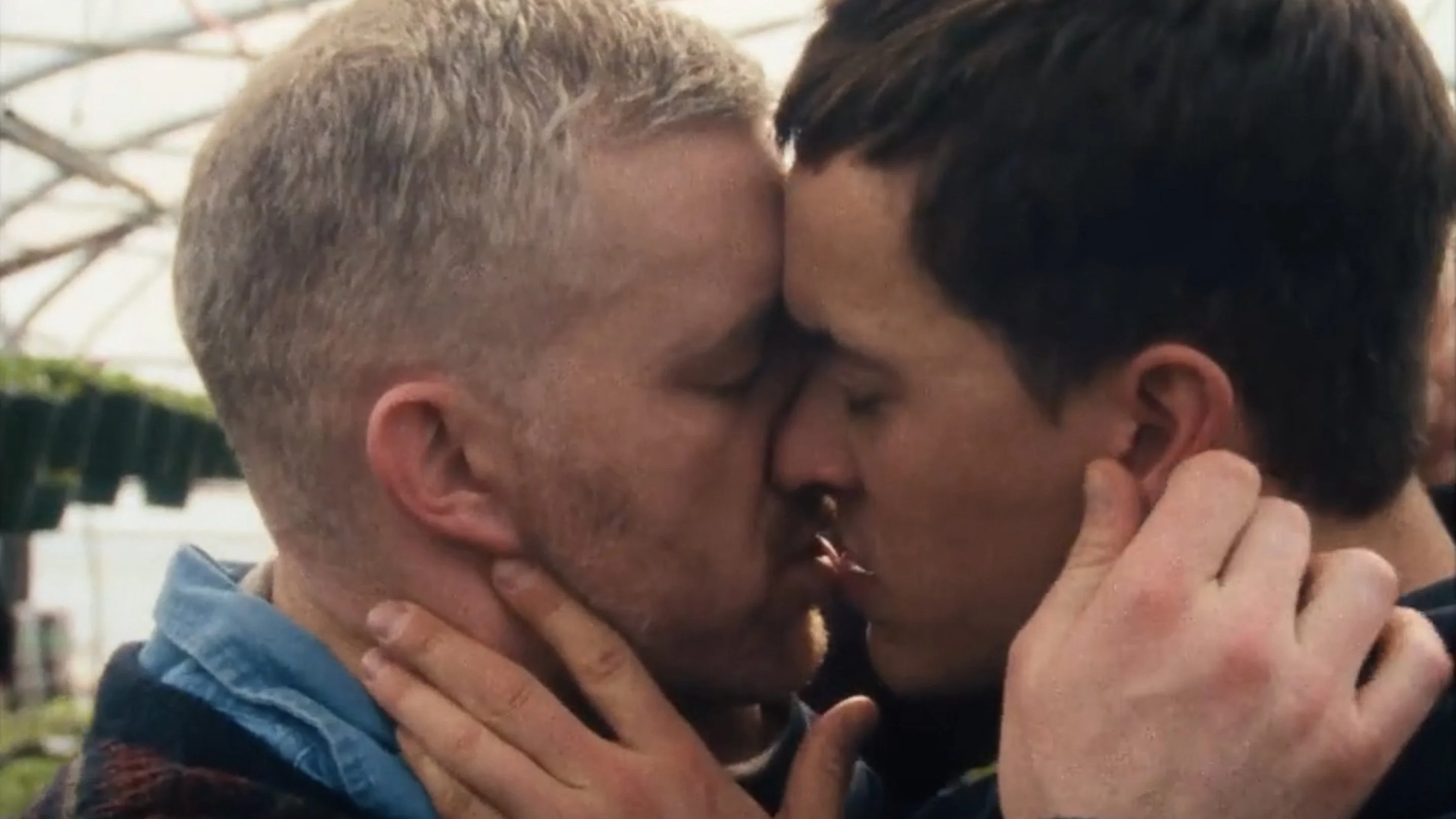 Dưới Lớp Vỏ Bọc Full