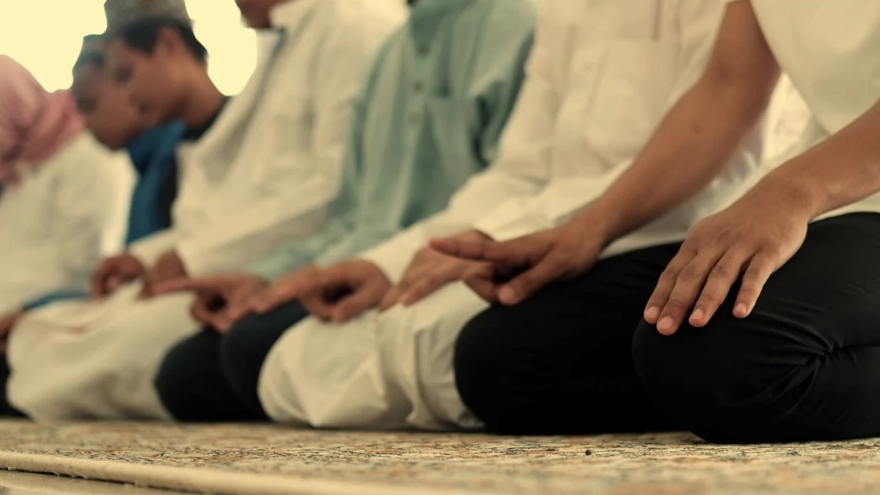 Dưới Trăng Lưỡi Liềm Full