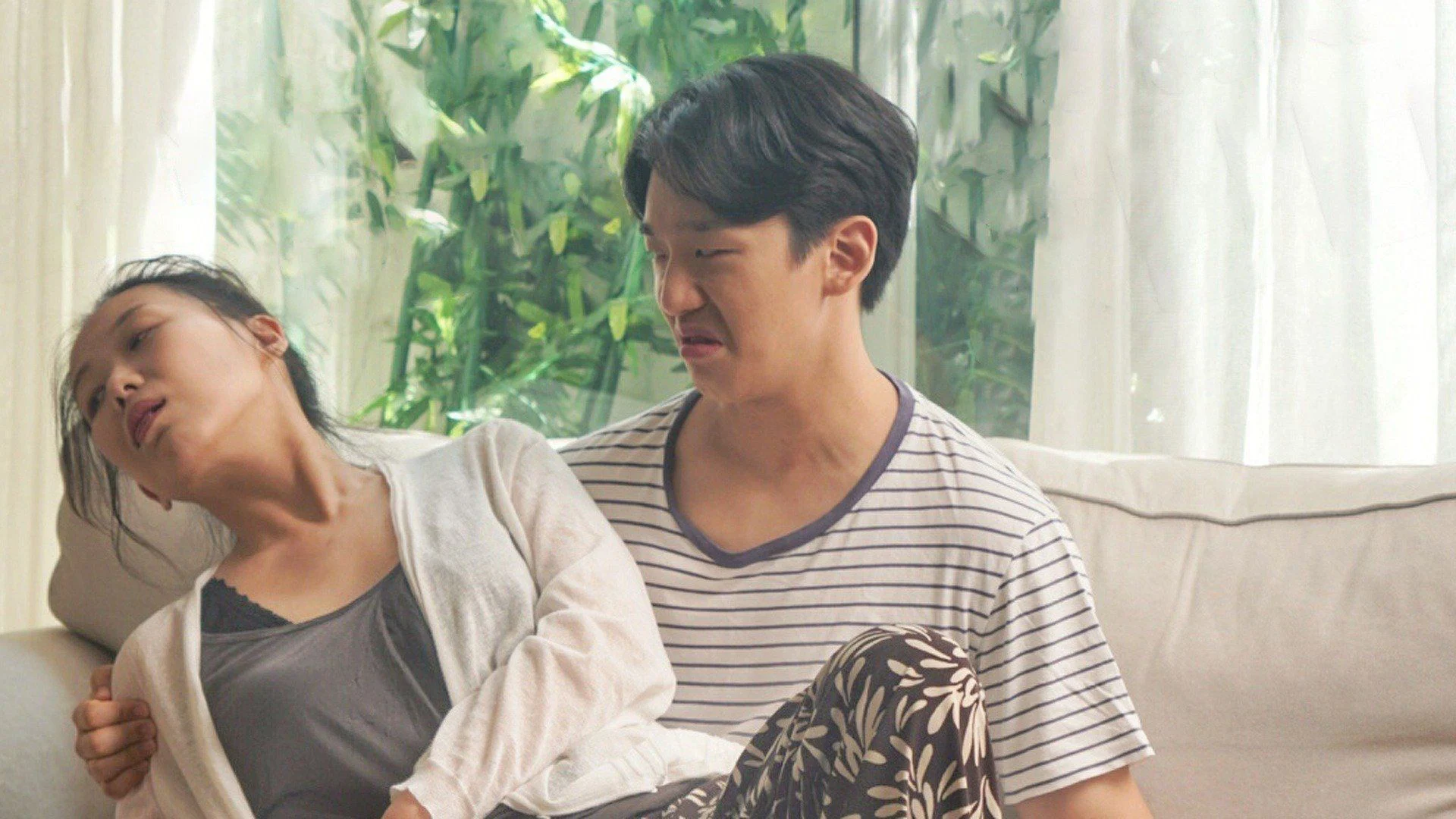 Kẻ thù gặp nhau ở phòng khách của chúng tôi Full