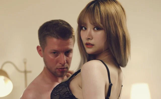 Sống Cùng Hai Người Vợ Full