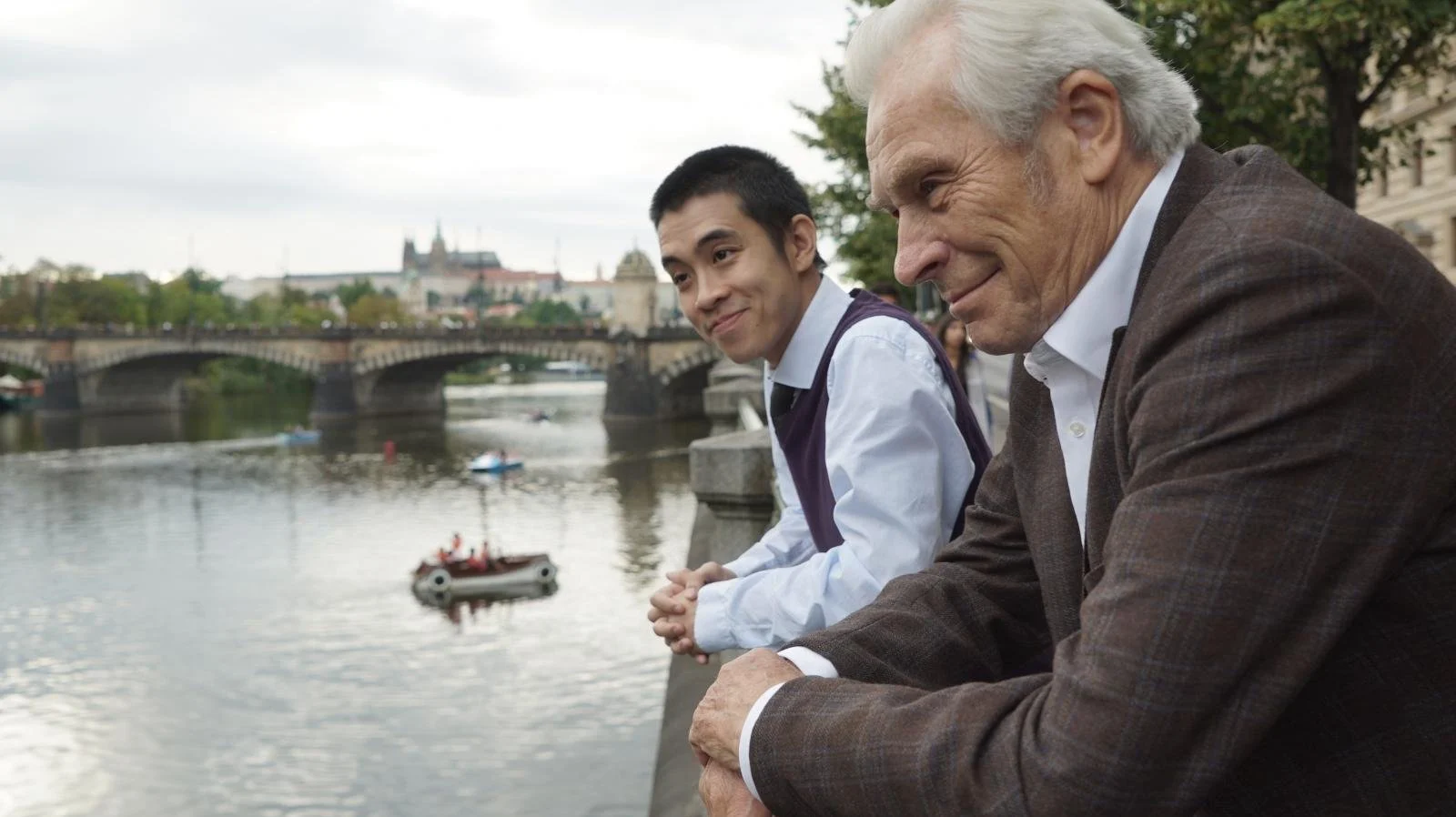 Trên mái nhà Full